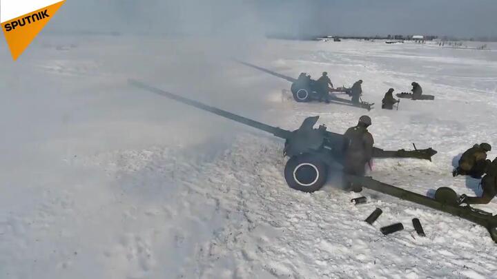 Video: Nga bắn pháo màu kỷ niệm 100 năm thành lập Hồng quân