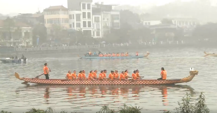 Trực tiếp: So tài tại lễ hội bơi thuyền rồng ở Hồ Tây