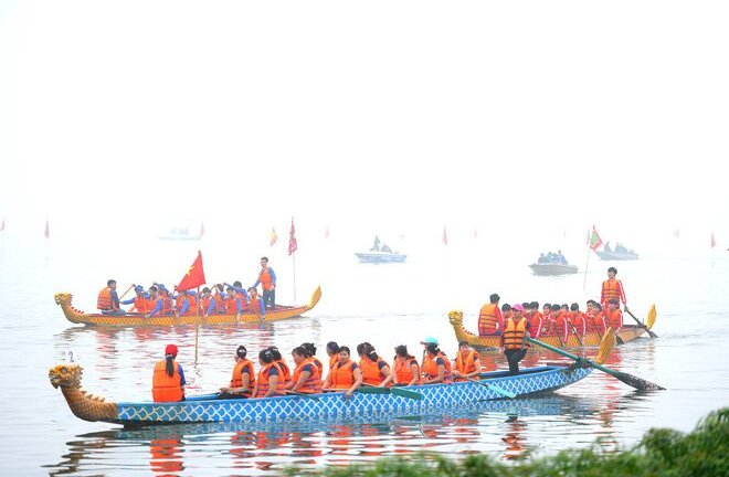 Du khách nước ngoài háo hức xem đua thuyền rồng ở Hồ Tây