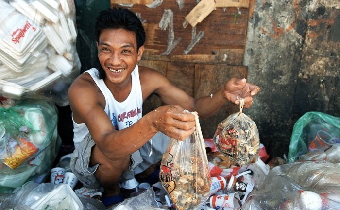 Tái chế thịt thừa từ bãi rác thành món ăn của dân nghèo Philippines