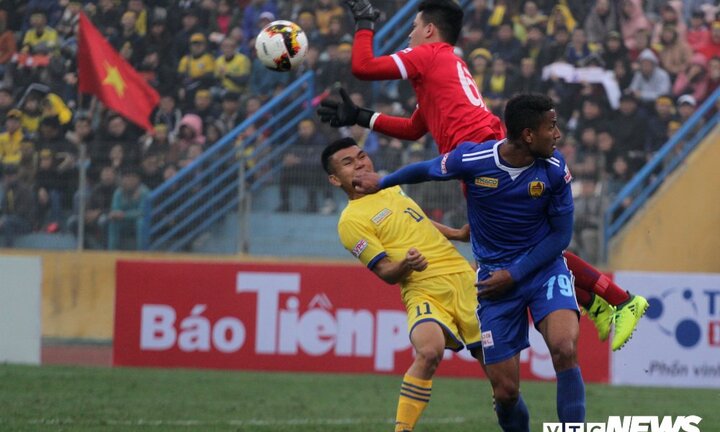 Video: Hậu vệ U23 Việt Nam mắc sai lầm, Thiago mở tỷ số cho Quảng Nam