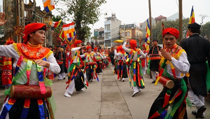 Ảnh: Xem trai làng Triều Khúc má phấn môi son múa 'con đĩ đánh bồng'