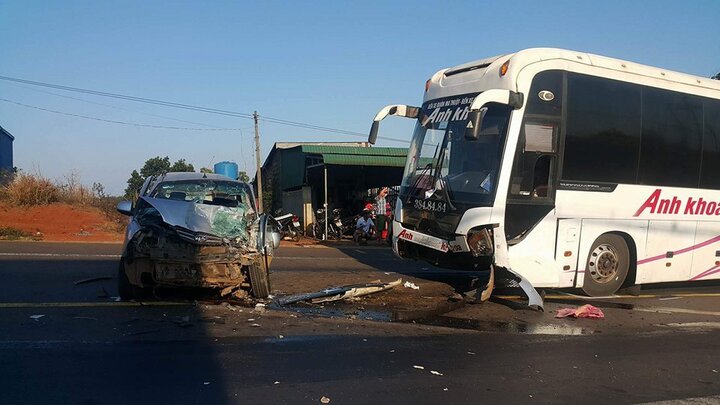 Xe con lấn làn tông trực diện xe khách giường nằm, 3 người nguy kịch