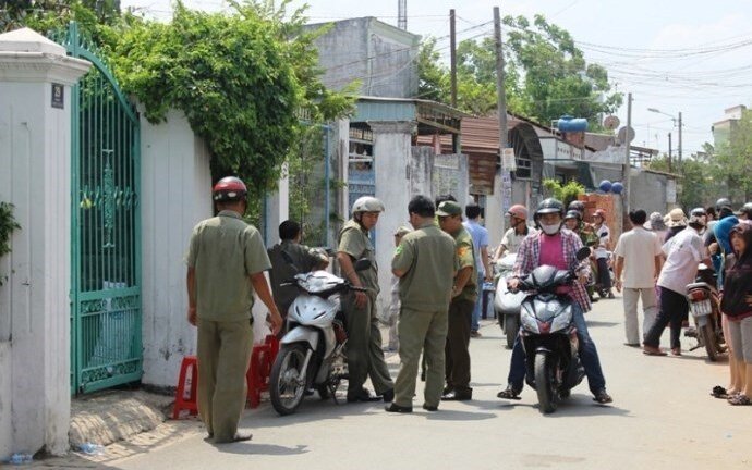 Cầm dao rượt đuổi hàng xóm, vô tình gây ra cái chết con gái 2 tuổi