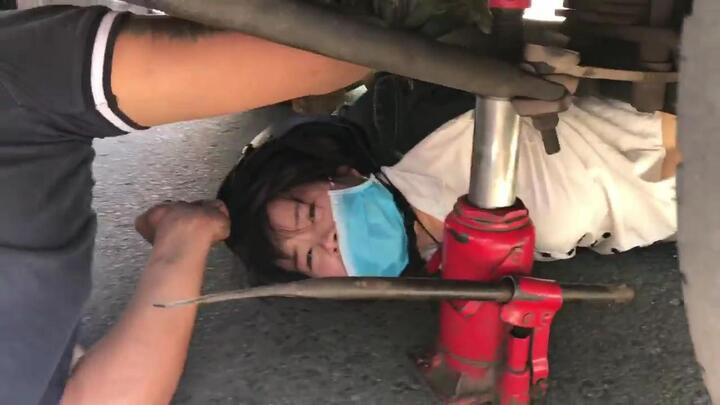 Clip: Hàng chục người hiệp lực giải cứu cô gái kẹt dưới gầm xe khách ở Bình Dương