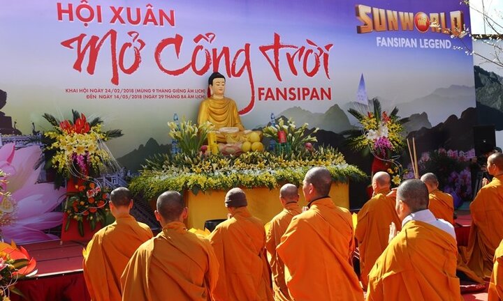 Du khách nô nức tham dự Hội xuân Mở Cổng Trời Fansipan