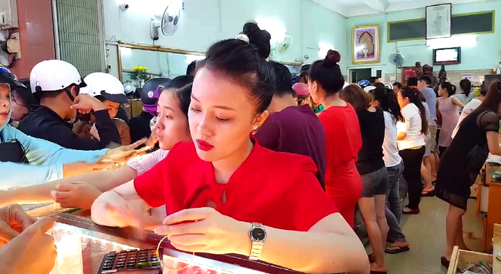 Dân 'phố núi' đổ xô mua vàng ngày vía Thần Tài để cầu may