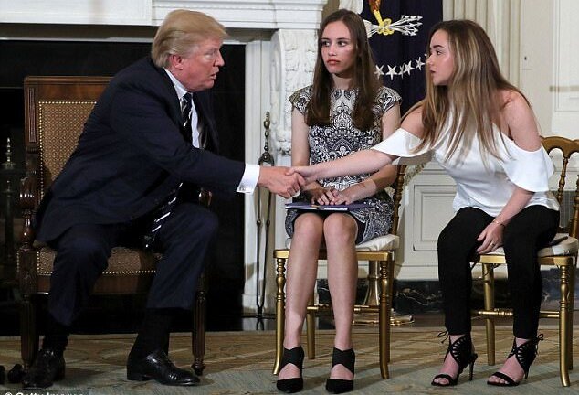 Tổng thống Trump hứa thưởng cho các giáo viên mang súng đi dạy học