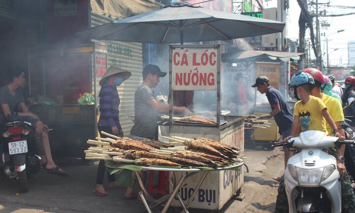Vì sao dân Sài Gòn đổ xô ăn cá lóc nướng ngày vía Thần Tài?