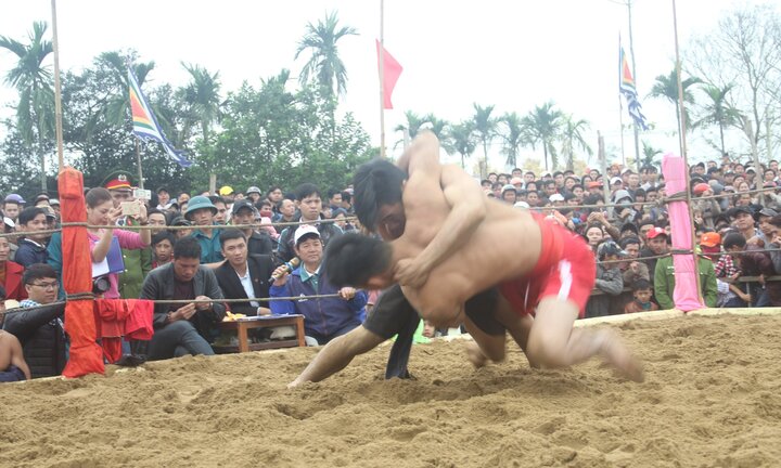 Hàng ngàn người tụ hội xem 100 đô vật đọ tài tại sới vật hơn 400 năm tuổi