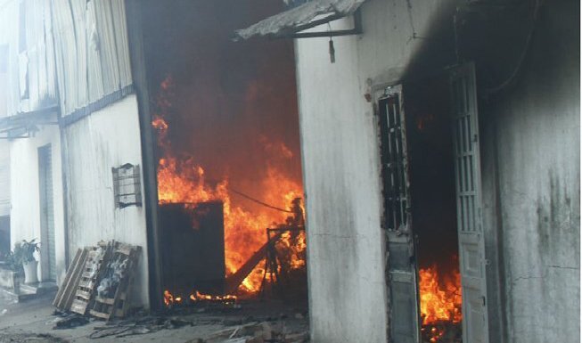 Lửa thiêu rụi công ty sản xuất đồ gỗ ở Bình Dương sau tiếng nổ lớn