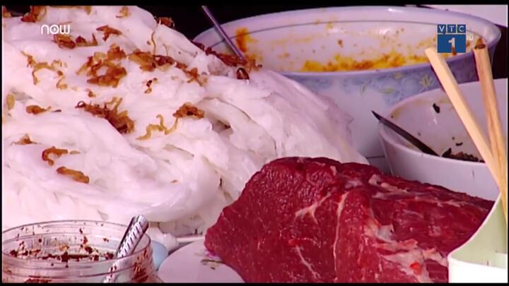 Kinh hãi cảnh làm bánh bẩn, ăn bẩn mùa lễ hội