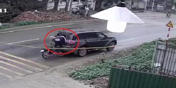 Clip: Xe máy phóng như tên lửa, đâm vỡ kính ô tô dừng đột ngột