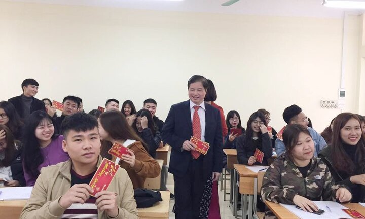 Hiệu trưởng đến từng lớp lì xì cho sinh viên gây sốt dân mạng