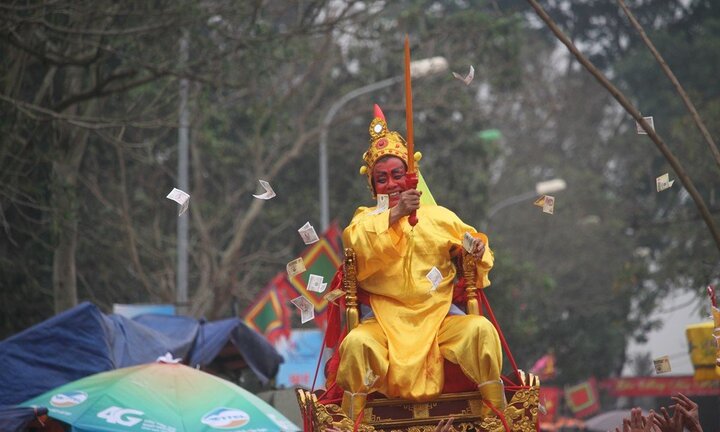 Video: Trai tráng rung, lắc, xoay tròn kiệu rước 'vua sống' ở Hà Nội
