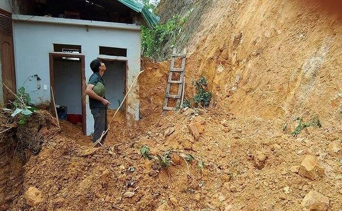 Xây móng nhà, 3 người bị khối đất lớn đè thương vong