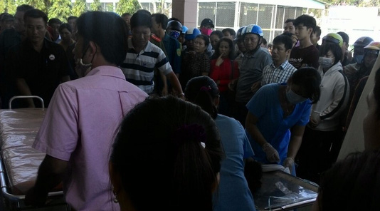 Giàn giáo chạm vào đường điện cao thế, 4 công nhân thương vong