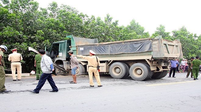 Bị xe tải cuốn vào gầm, người đàn ông đi xe máy chết tại chỗ