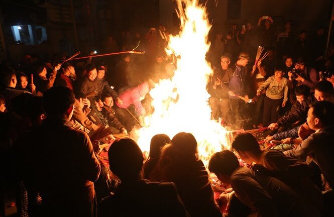 Video: Trẻ em, người lớn tranh nhau 'lấy đỏ' đầu năm ở Hà Đông