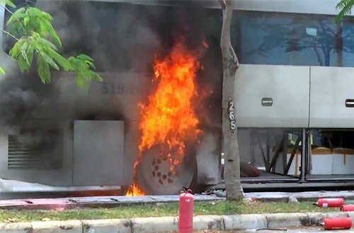 Clip: Ôtô chở hơn chục khách cháy ngùn ngụt trên đại lộ ở Sài Gòn