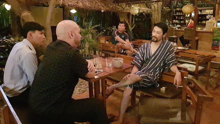 Vì sao Johnny Trí Nguyễn mặc đồ ngủ tiếp Flores?