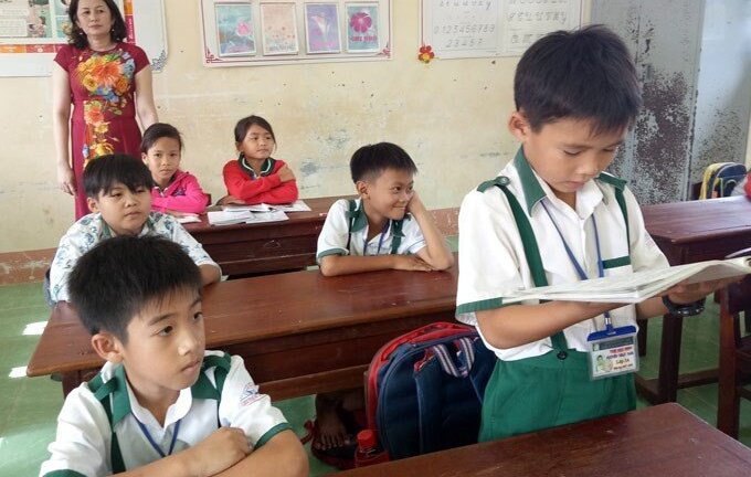 Bộ GD-ĐT tặng bằng khen học sinh lớp 3 trả lại 44 triệu đồng cho người bị mất