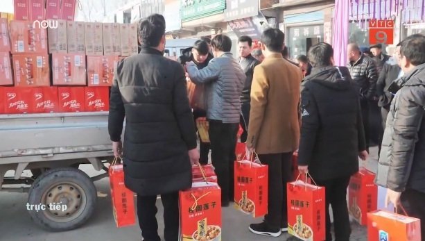 Clip: Nhà trai dùng xe tải chở sính lễ 'khủng' tới xin dâu