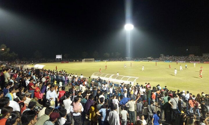 Ảnh: Vỡ sân Bình Phước trong ngày quân bầu Đức tới giao đấu