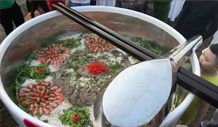 Chuyện về tô hủ tiếu khổng lồ nhất Việt Nam: Làm xong phải đổ bỏ