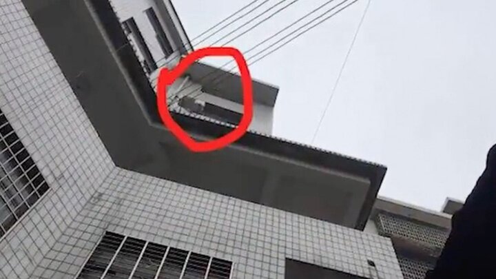 Cãi nhau với chồng, vợ ném con qua cửa sổ tầng 4 nhà nghỉ gây phẫn nộ