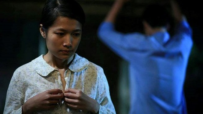 Nữ chính phim 'Thương nhớ ở ai' yêu cầu đạo diễn cho cởi áo khi thực hiện cảnh nóng