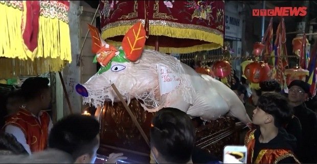 Trắng đêm xem rước 'ông lợn' nặng hàng trăm cân ở La Phù, Hà Nội