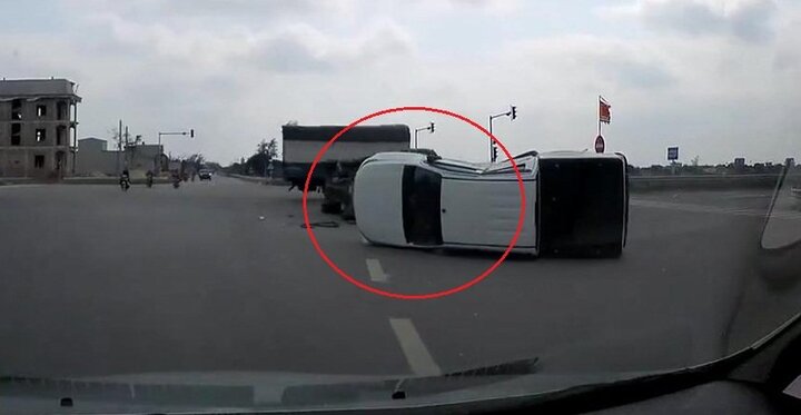 Clip: Ô tô bán tải vượt đèn đỏ, bị xe tải đâm lật giữa ngã tư