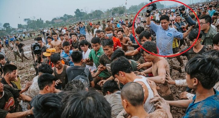 Ảnh: Phóng viên lội bùn, lăn xả ghi cảnh trai làng cướp phết cầu may