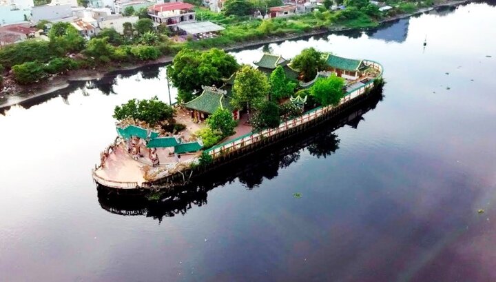 Video: Cận cảnh ngôi miếu hơn 300 tuổi, 'cõng' trên mình 100 con rồng giữa lòng sông Sài Gòn
