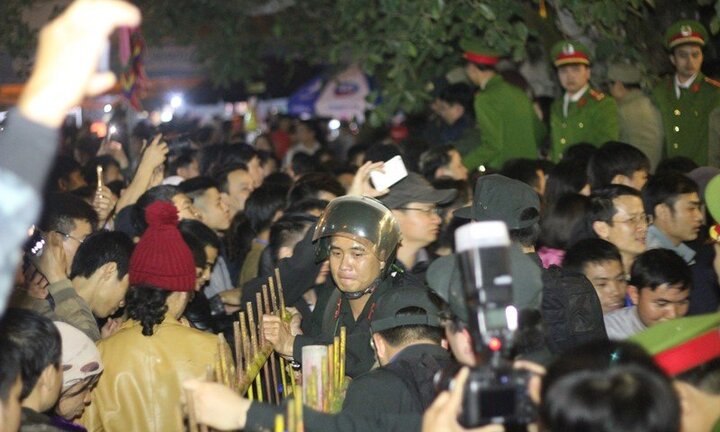 Video: Hỗn loạn, chen nhau 'bẹp người' tại lễ hội đền Trần