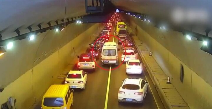 Clip: Hàng trăm ô tô trong hầm rẽ sóng, nhường đường cho xe cứu thương