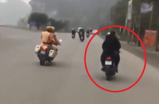 Truy đuổi ‘quái xế’ lạng lách, CSGT Ninh Bình bị vu vạ đánh người: Công an tặng quà người quay clip