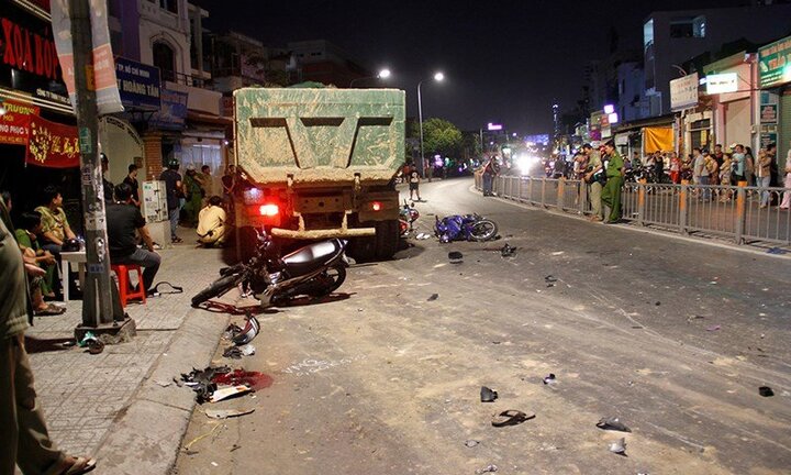 Xe ben cuốn hàng loạt xe máy vào gầm ở Sài Gòn: Tài xế gây tai nạn khai gì?