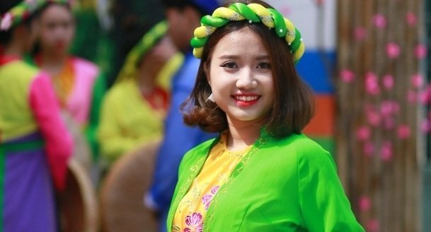 Nữ sinh Hà thành xinh đẹp diện áo mớ ba mớ bảy về miền quan họ