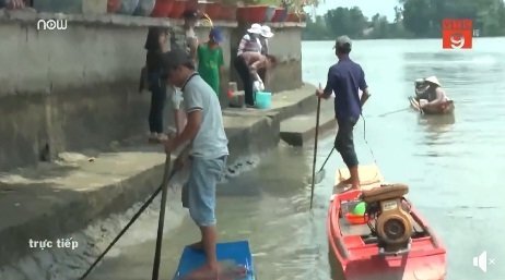 Clip: Đội quân chích điện, bắt cá phóng sinh hoạt động cật lực quanh chùa