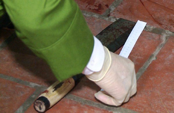 Để xe máy chắn lối đi, bị tài xế ô tô rút dao đâm chết