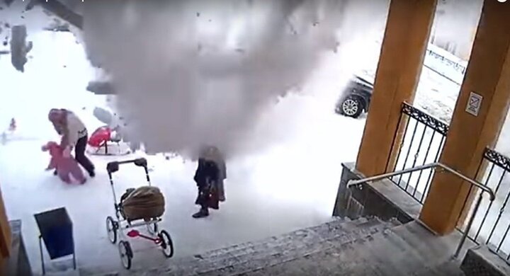 Video: Bé gái 1 tuổi rưỡi cứu mẹ thoát trận lở tuyết trong gang tấc