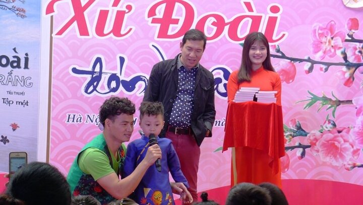 Dàn táo quân phát sách miễn phí cho người dân tại hội sách Xứ Đoài