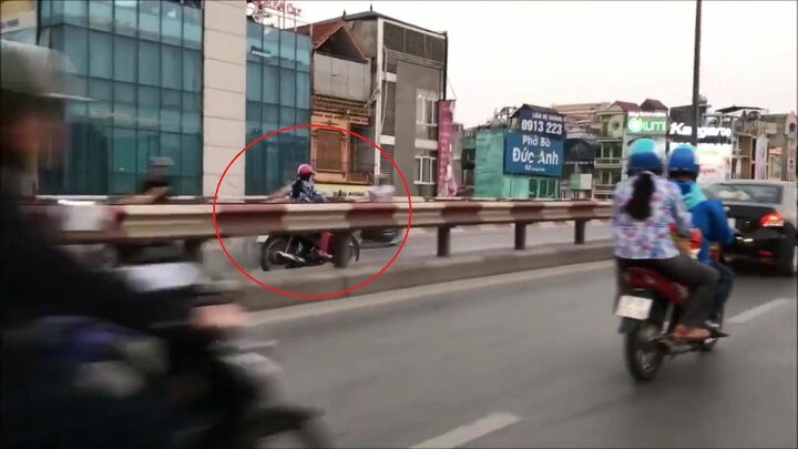 Clip: Phụ nữ 'hiên ngang' chạy xe máy ngược chiều trên cầu, suýt đấu đầu xe buýt
