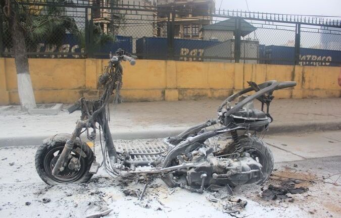 Xe máy bốc cháy ngùn ngụt, người đàn ông vẫn liều mình mở cốp lấy đồ