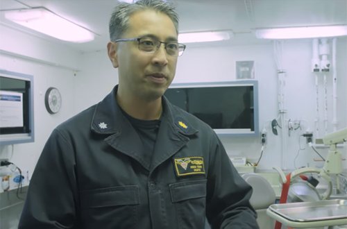 Nha sĩ gốc Việt trên tàu sân bay Mỹ USS Carl Vinson là ai?