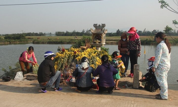 'Rắn thần' bị bắt đi, dân Quảng Bình vẫn kéo đến mộ vô danh thắp hương