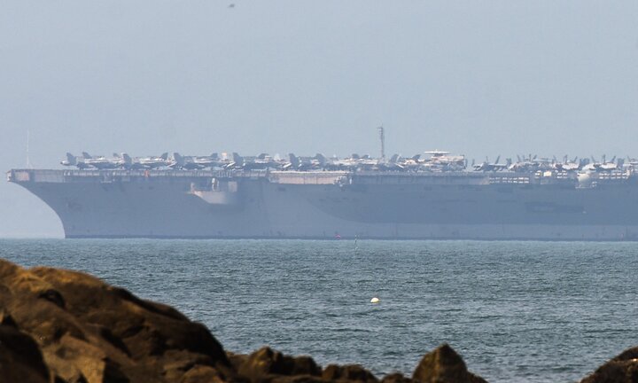 Cận cảnh tàu sân bay Mỹ USS Carl Vinson đậu trong cảng Tiên Sa