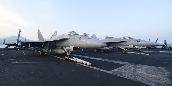 Dàn chiến cơ mạnh mẽ trên boong tàu sân bay USS Carl Vinson đang ở Đà Nẵng